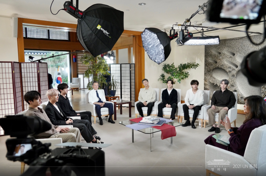 BTS와 함께 美 ABC 방송사와 인터뷰.PNG